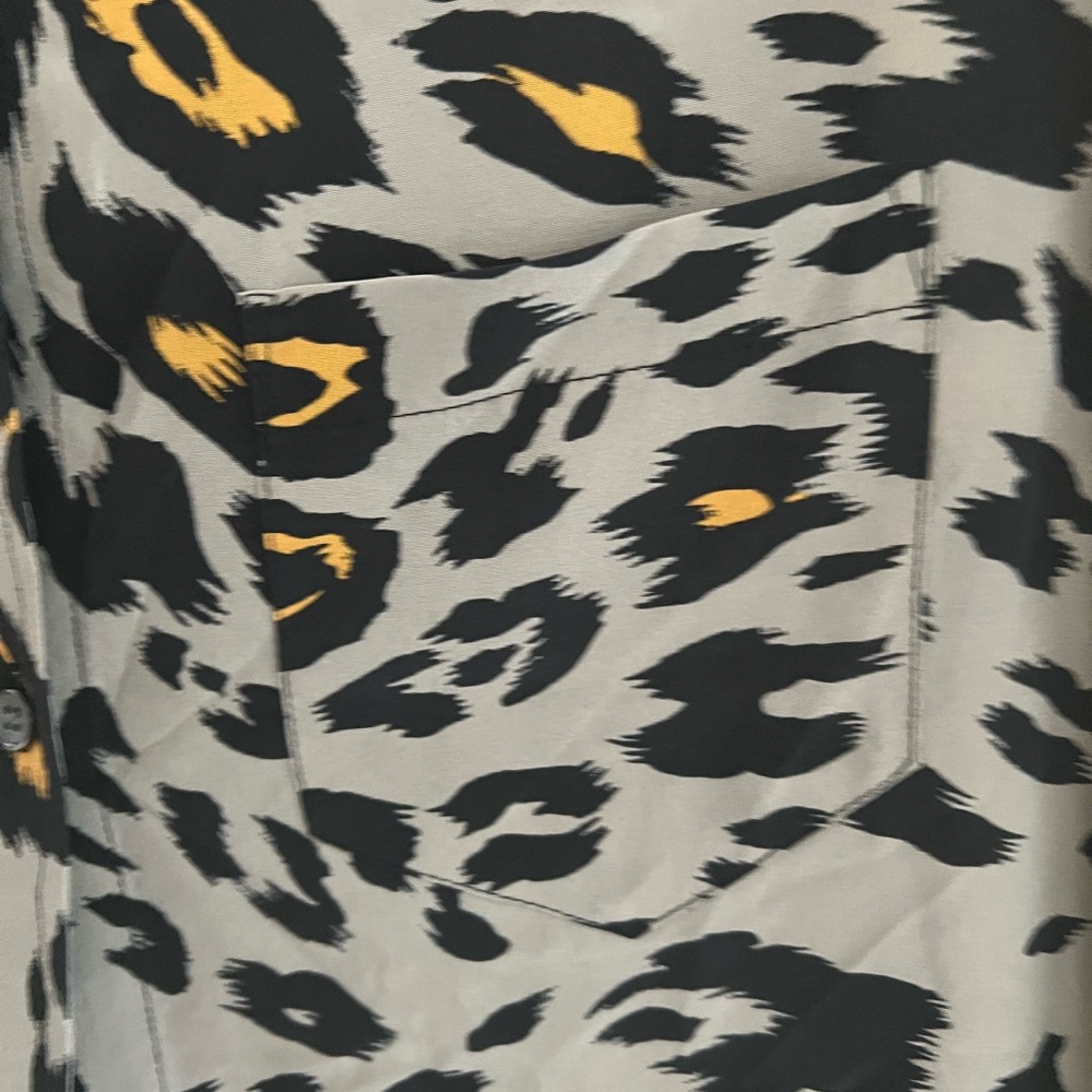 Equipment Femme Animal Print 100% Silk Button Up Blouse Womens Size XS Classic - Picture 4 of 5
